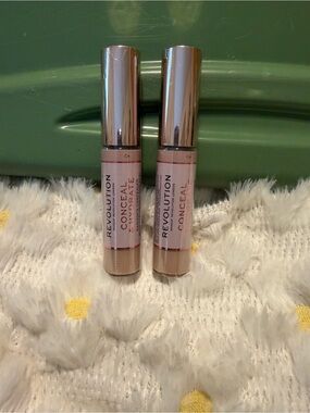 Revolution Conceal & Hydrate Concealer C4 - Natural Beige Duo